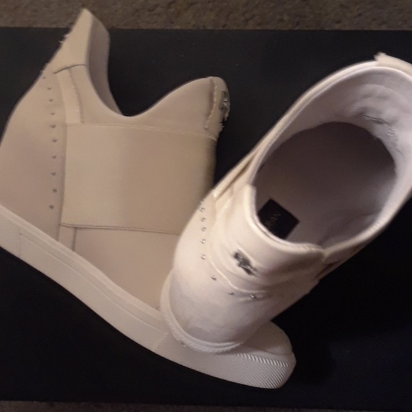 SOLD❣DKNY Women's Wedge Sneakers - Picture 3 of 3